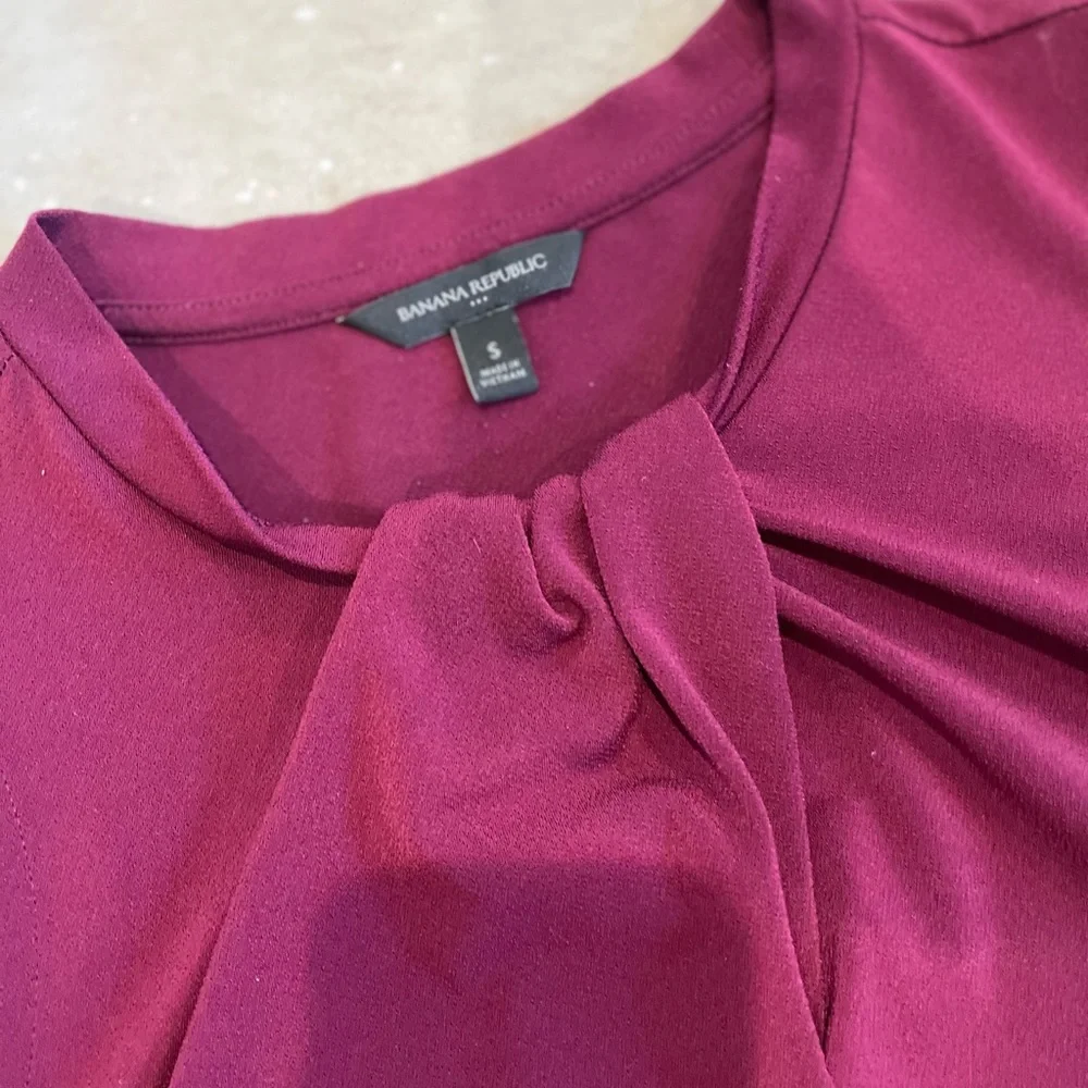Banana Republic plum sleeveless blouse - Picture 4 of 4